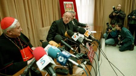 El cardenal Joseph Ratzinger y el obispo Fernando Sebastián en la presentación del libro 'Mi vida' del cardenal