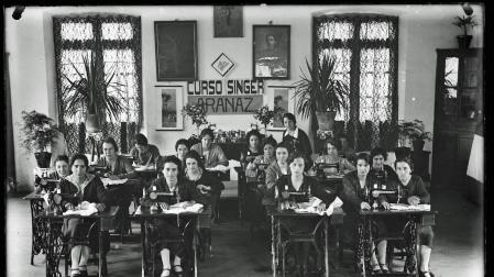 Curso de Singer, una de las fotografías de Lucio Vergara donadas al Archivo