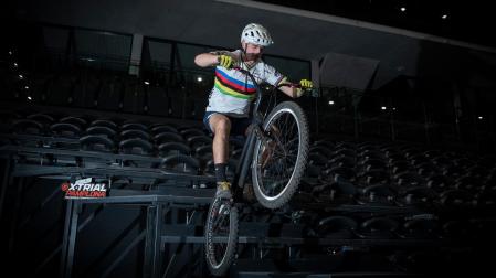 El piloto navarro de trial Diego Garrués García ha hecho su primera toma de contacto con el pabellón Navarra Arena de cara a su exhibición del 25 de marzo con motivo del X-TRIAL World Championship