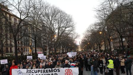 Entre 200 y 300 médicos navarros se han manifestado estar tarde en el Paseo de Sarasate.