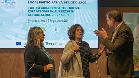 La consejera Itziar Gómez departe con Íñigo Nagore y Carmen Puerta antes de la presentación