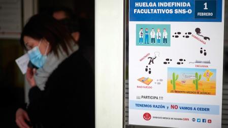 Cartel informativo de la Huelga Indefinida de médicos del SNS-O en el Complejo Hospitalario de Navarra