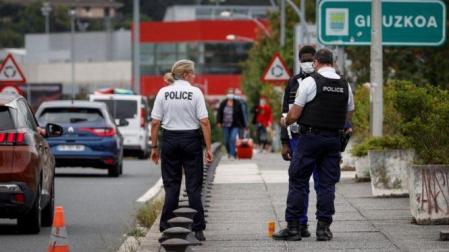 Dos policías franceses en la frontera con Guipúzcoa, en una foto de archivo