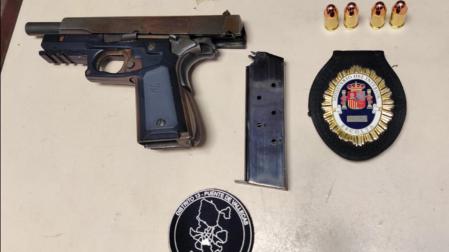 Pistola y cartuchos intervenidos por los agentes
