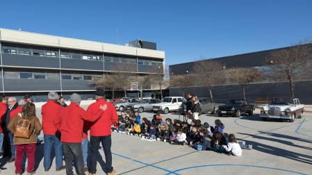 Alumnos de 1º de Primaria del Huertas Mayores de Tudela ponen en práctica el aprendizaje en automóviles clásicos de la Asociación San Fermín de Pamplona.
