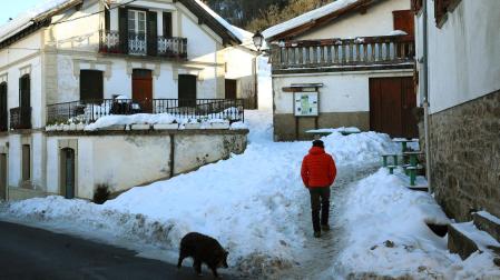 En pueblos como Isaba todavía hay que circular esta semana por caminos entre la nieve