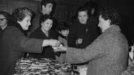 Una mujer paga los roscos en un puesto de San Blas el 3 de febrero de 1966, los precios oscilaban entre 10 y 30 pesetas