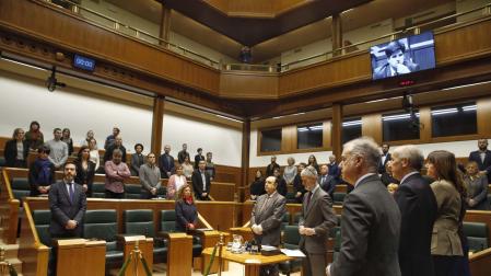 Minuto de silencio en el Parlamento vasco en memoria de Gregorio Ordóñez