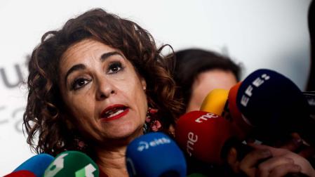 La ministra de Hacienda, María Jesús Montero, atiende a los medios de comunicación