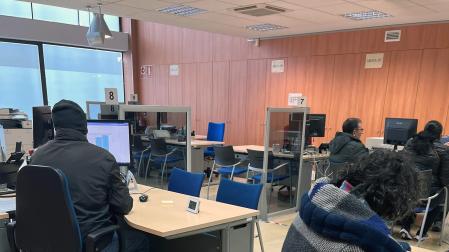 Los policías atienden al público con abrigos, gorros, bufandas y guantes para poder sobrellevar el frío extremo que impera en las instalaciones