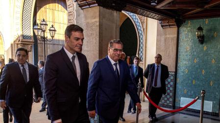 Pedro Sánchez, junto al primer ministro de Marruecos, Aziz Ajanuch