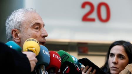 El director general de Salud, Carlos Artundo, atiende a los medios de comunicación tras la reunión mantenida este jueves entre representantes del Departamento de Salud del Gobierno foral y del Sindicato Médico de Navarra (SMN)