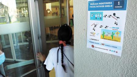 Un cartel informativo sobre la huelga en la entrada del Hospital Universitario de Navarra