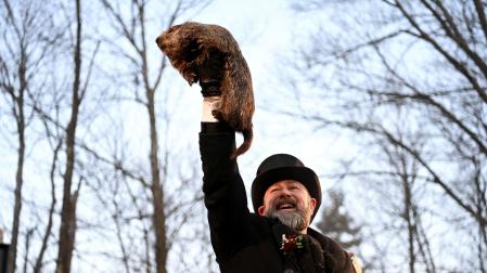 La marmota Phil ha salido de la madriguera este jueves pronosticando seis semanas más de invierno