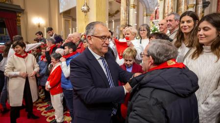 El alcalde Enrique Maya pone un pañuelo de San Fermín en la misa de la Escalera