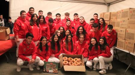 Los quintos de 2005 junto a las cajas con los roscos que repartieron