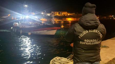 Llegada de la embarcación, con los cuerpos sin vida de los migrantes