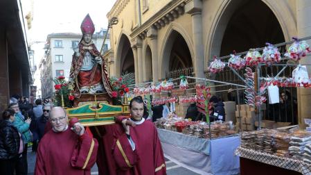 Imagen del mercadillo y procesión en honor a San Blas este viernes, 3 de febrero, en Pamplona.