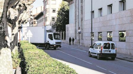 Un camión circula por la travesía de Tafalla