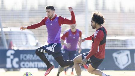 Kike Barja sortea a Aridane durante el entrenamiento rojillo de este viernes, 3 de febrero, en Tajonar.