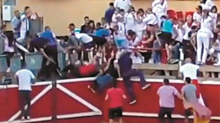 Fotograma del momento en el que el toro saltó al callejón de la plaza en 2019