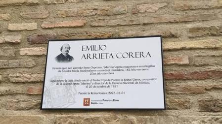 Placa colocada en la casa natal de Emilio Arrieta, ubicada en el nº 89 de la calle Mayor de Puente la Reina