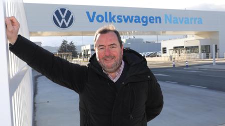 Iñaki Coscolín posa en la puerta de acceso principal a la factoría de Volkswagen Navarra