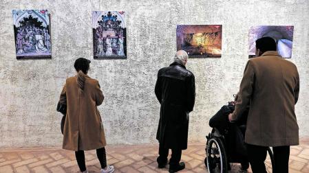 Visitantes de la exposición en el Condestable