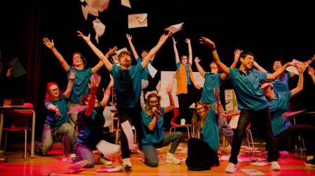 Alumnos del Taller de Teatro Plaza de la Cruz, en un momento de la obra