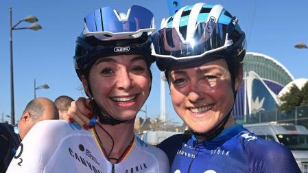 Floortje Mackaij y Liane Lippert, en la meta de Valencia