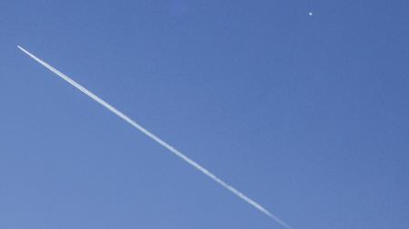 Un avión comercial (i) vuela por debajo del "globo espía" chino (d) detectado en el espacio aéreo estadounidense, este pasado sábado en Charlotte (Estados Unidos)