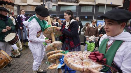 Fotos de los quintos en el día de Santa Águeda de Alsasua.