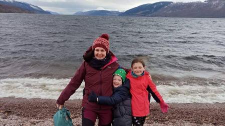 Iranzu Galdeano con sus hijos, Jon y Oihane, en el lago Ness