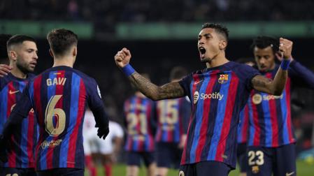 El delantero brasileño del FC Barcelona Raphinha (d) celebra su gol
