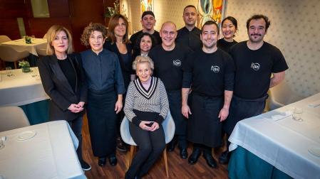 Equipo del restaurante Rodero. Sentada, Resu Armendáriz. De pie, de izquierda a derecha, Verónica Rodero, Marta San Román, Goretti Rodero, Orfa Jiménez, Miki Cortés, Koldo Rodero, Martín Méndez, Iosu Rípodas, Minji Lee y Dani Solano. El comedor ha sido recientemente redecorado por Irene Echeverría (BlancoMetro).