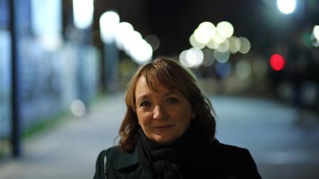 Susana Rodríguez Lezaun posa en la calle Mayor de Pamplona, donde vive Marcela Pieldelobo