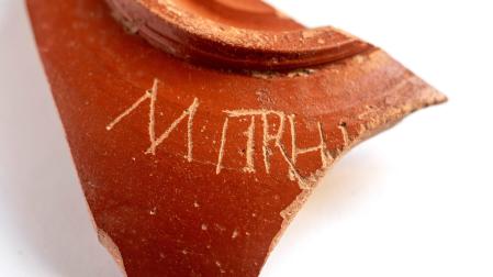 Imagen de la pieza, en la que figura la inscripción ‘Mitrh’. El fragmento pertenece a un recipiente doméstico, “una especie de bol”.