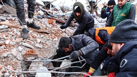 Sigue la búsqueda de supervivientes entre los escombros de los edifcios derrumbados por los fuertes terremotos del lunes en Turquía y Siria. /