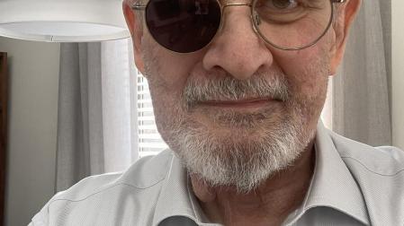 Fotografía publicada por el escritor Salman Rushdie en su cuenta de Twitter donde indica que es así como luce actualmente