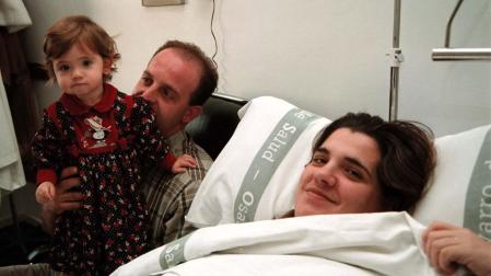 María Gracia Garciarena, tras dar a luz cuatrillizos, junto a su marido, José Javier Iribarren, y su hija María Gracia, de un año de edad