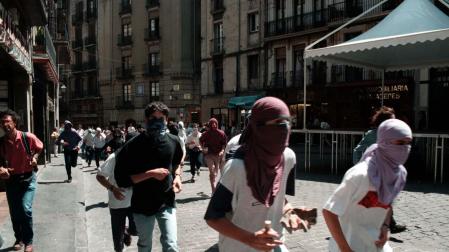 Un grupo de kale borroka, en las calles de Pamplona a mediados de los 90