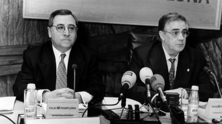 Miguel López Merino, presidente de la Caja de Ahorros de Pamplona, y el alcalde, Javier Chourraut, en 1998
