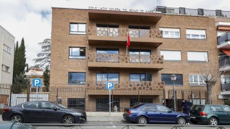 Un hombre de origen marroquí, de 45 años, se quemó a lo bonzo este martes a las puertas del Consulado General de Marruecos en Madrid