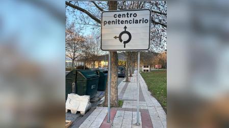 Fotografía que atestigua la queja sobre señales en acera.