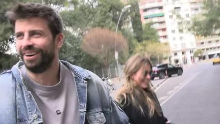 Gerard Piqué y Clara Chía pasean cogidos de la mano y riéndose por delante de los periodistas