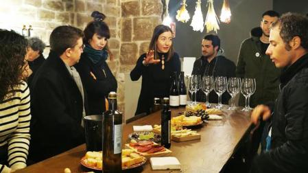 Beatriz López, en el centro, en su negocio.