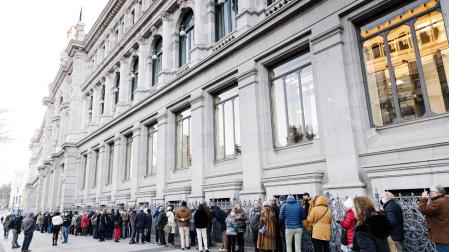 Decenas de personas hacen cola para contratar Letras del Tesoro, en el Banco de España