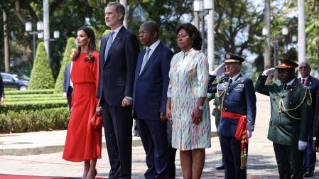 La reina Letizia y el rey Felipe VI posan junto al presidente de Angola, Joao Lourenco, y la primera dama, Ana Dias Lourenco, durante el viaje oficial al país africano