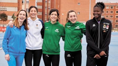De izda. a dcha., Garazi Larrakoetxea, Saleta Fernández, Izaskun Turrillas, Uxue Erice y Jennifer Laritza Rodríguez, el pasado miércoles en Larrabide, donde entrenan