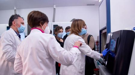 Una técnico de Anatomía Patológica prepara el escáner para obtener las imágenes de las preparaciones histológicas